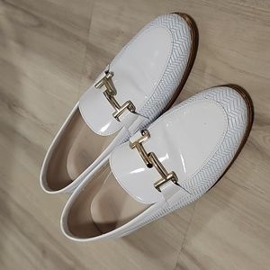 Womans leather loafers. Size 39 (8). White patent with woven detail